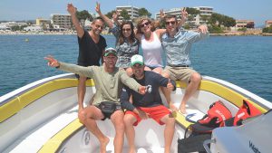 foto de grupo en el barco de ski pepe watersports ibiza