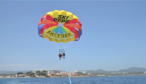 parasailing sobre el mar ski pepe watersports ibiza es canar